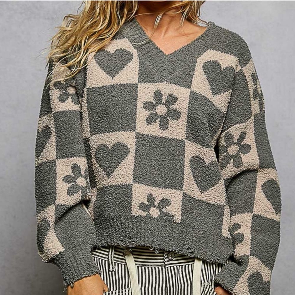 POL NWT Gray and Beige Heart and Flower Patterned Sweater Size Large